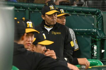 渋い表情の阪神・岡田監督