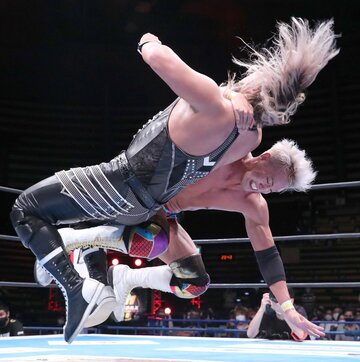  ＥＶＩＬ(手前)に掟破りのＥＶＩＬを発射したオカダ（東スポWeb）