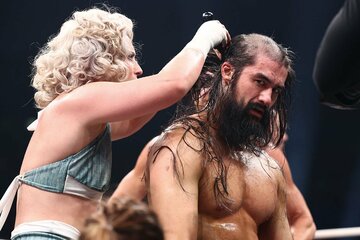 ユウタ(右)の髪をバリカンでそり上げるトニー・ストーム（©All Elite Wrestling）
