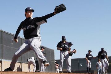 ブルペンで投球する岩隈久志（２０１２年２月）