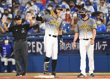  長いトンネルを抜けた佐藤輝は塁上でガッツポーズ（東スポWeb）