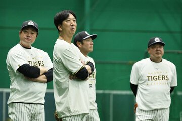 広島戦が中止となり、室内で練習を見守った阪神・藤川監督(左から２人目)