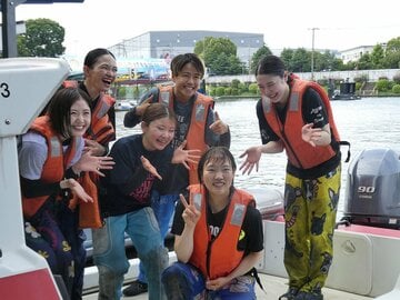 原村百那(下)を祝う(左から)野田彩加、佐々木裕美、寺田空詩、来田衣織、南彩寧