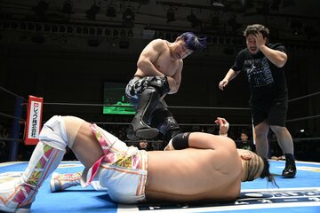 高橋裕二郎(右)と２人がかりでKUSHIDA(下)をいたぶるSHOだったが…
