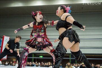 ゴッデス王者・刀羅ナツコ(右)ともやり合った伊藤麻希