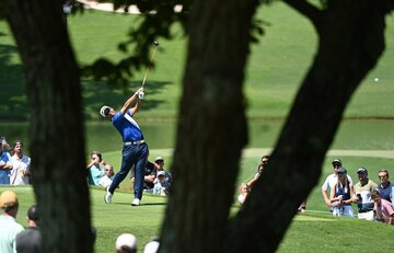  ４番でティーショットを放つ松山（ロイター＝USA　TODAY　Sports)