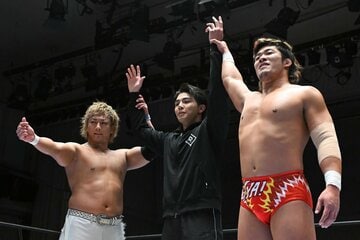 海野翔太（左）、上村優也（右）との共闘を宣言した武知海青