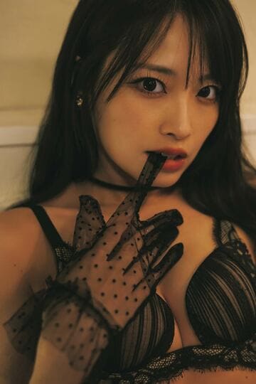 手袋を噛む入内嶋涼（写真集先行カットから、撮影・時永大吾）