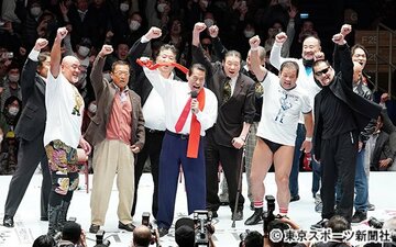  レジェンドに囲まれた猪木氏（前列中央）は「ダーッ！」