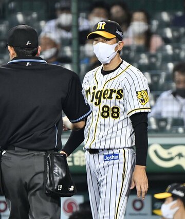  ８回に選手交代を告げる矢野監督