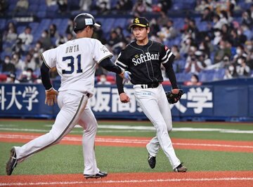  初回の１失点が重くのしかかったソフトバンク・武田(右)