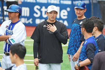 試合前、古巣DeNAの関係者に声をかけられるソフトバンク・山本祐大