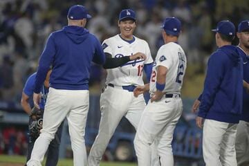 チームメートと喜びを分かち合う大谷翔平（ロイター）
