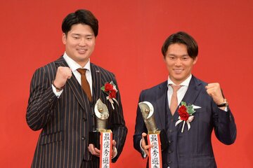 ２０２２年にはともにMVPを受賞した山本由伸㊨と村上宗隆