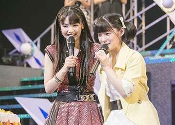 左から道重さゆみ、Berryz工房のももち（嗣永桃子）