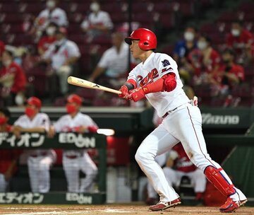  ４回にダメ押しの２ランを放った広島・堂林