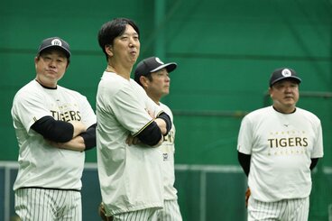 広島戦が中止となり、室内で練習を見守った阪神・藤川監督(左から2人目)