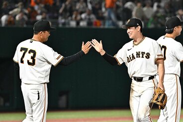 試合後、ハイタッチする橋上監督代行(左)と松本剛