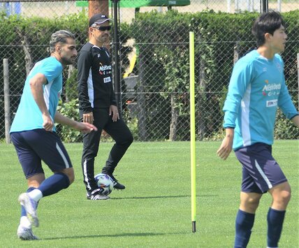 練習を見守るJＪ１福岡の塚原監督(左奥)