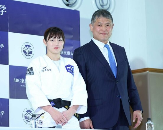 山田利彦監督(右)と角田夏実