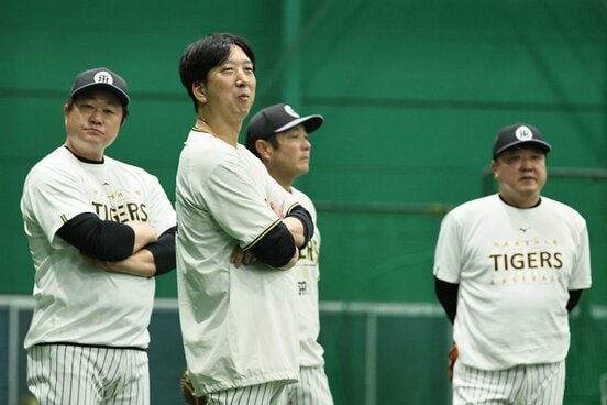 広島戦が中止となり、室内で練習を見守った阪神・藤川監督(左から2人目)