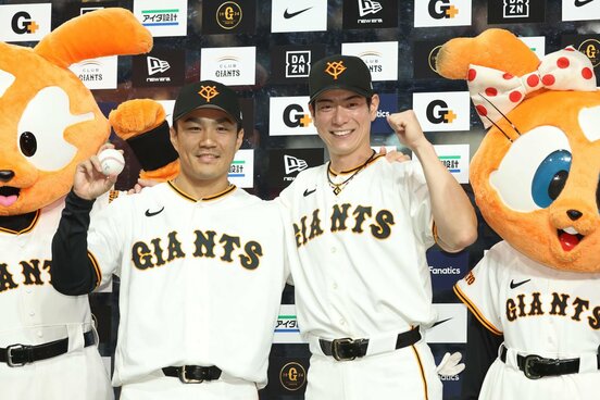 ウイニングボールを持ちポーズを決める則本昂大。右は松本剛