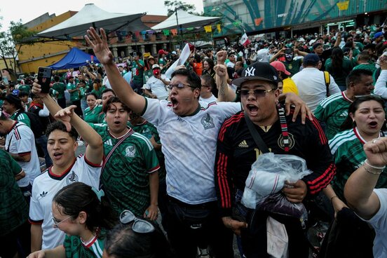 開幕戦の勝利に喜ぶメキシコサポーター(ロイター)