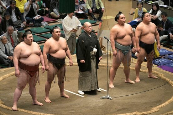協会あいさつをする八角理事長（中）