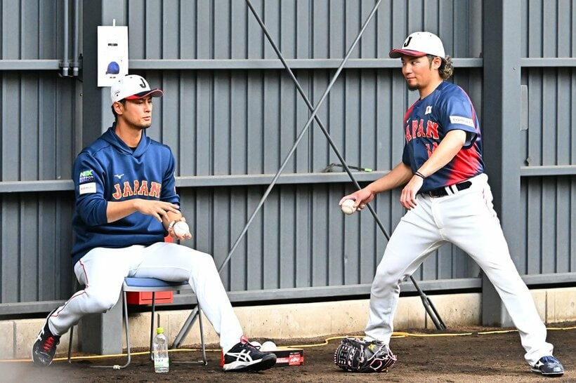 伊藤大海（右）にアドバイスを送るダルビッシュ有