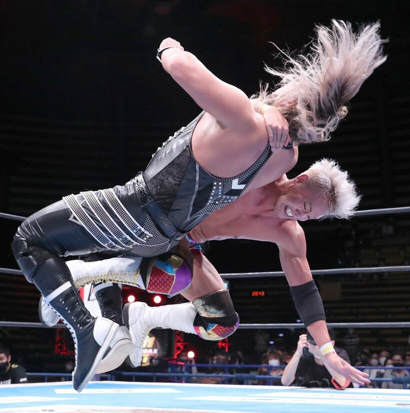  ＥＶＩＬ(手前)に掟破りのＥＶＩＬを発射したオカダ（東スポWeb）