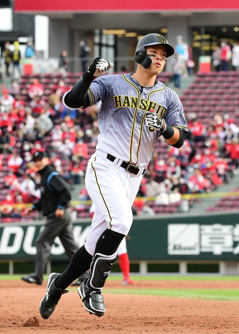  ３ランを放ちガッツポーズの阪神・佐藤輝（東スポWeb）