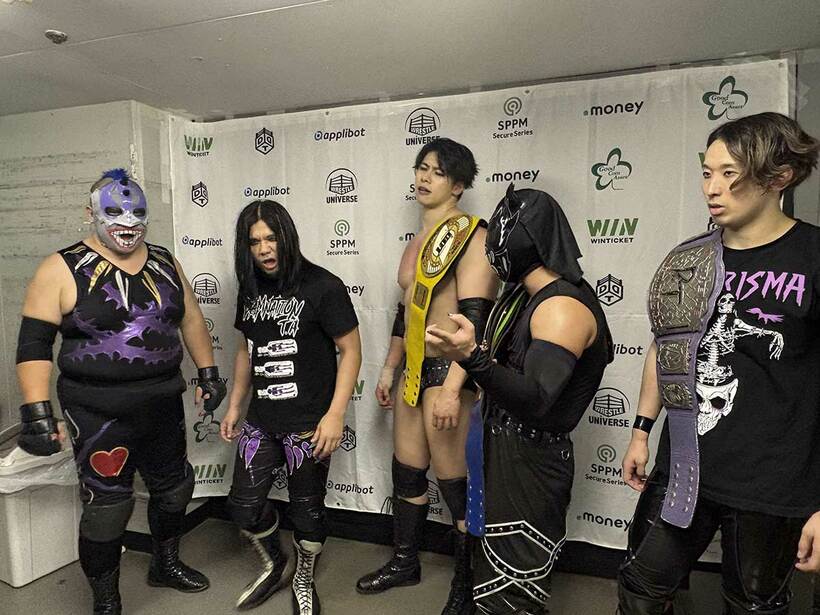 ＫＯ―Ｄ１０人タッグを防衛した（左から）佐々木大輔、ＭＪポー、桜庭大翔、イルシオン、岡谷英樹