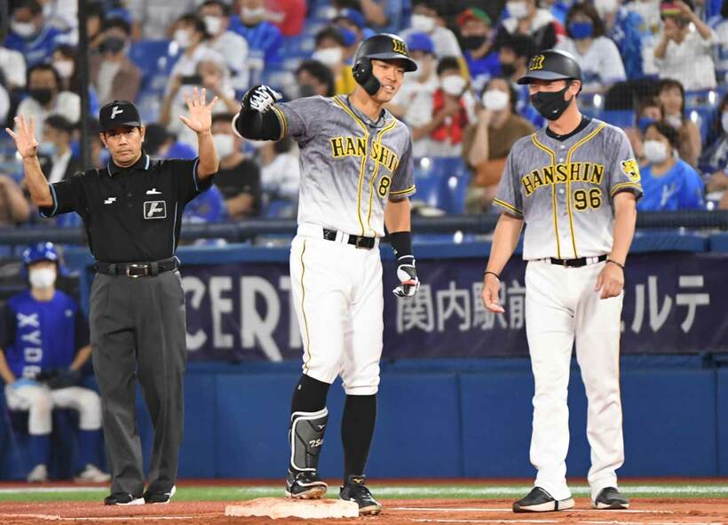  長いトンネルを抜けた佐藤輝は塁上でガッツポーズ（東スポWeb）