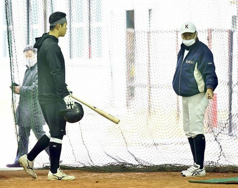  近大の練習納めに参加した佐藤輝。右は恩師・田中監督