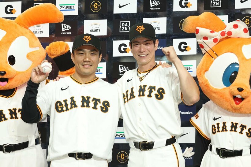 ウイニングボールを持ちポーズを決める則本昂大。右は松本剛