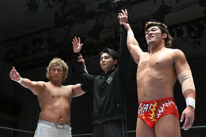 海野翔太（左）、上村優也（右）との共闘を宣言した武知海青