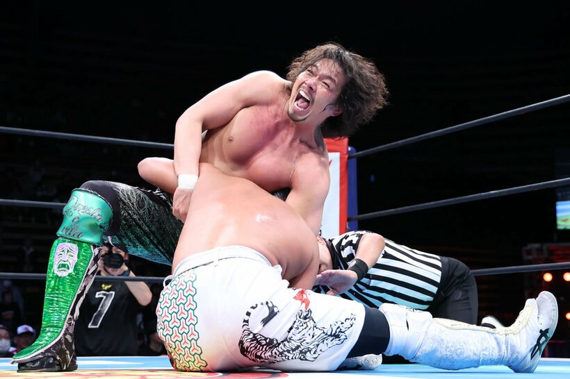 YOSHI-HASHI(下)からフロント・ネックロックでギブアップを奪ったジェイク・リー