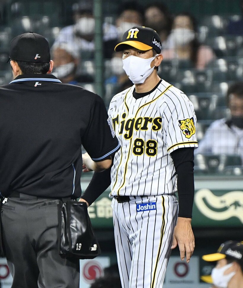  ８回に選手交代を告げる矢野監督