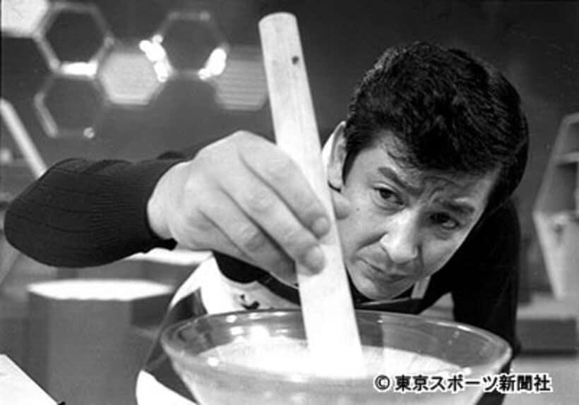 料理の仕事で鋭い眼光を放つ川崎さん。すべてが真剣勝負だった（７３年）