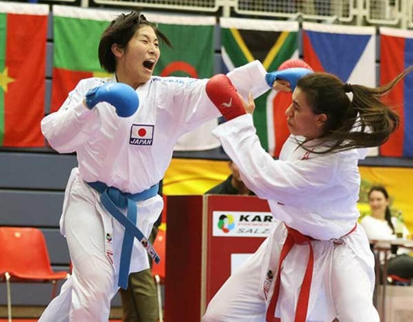  相手を激しい攻めで追い込む染谷真有美（左＝公益財団法人全日本空手道連盟提供）