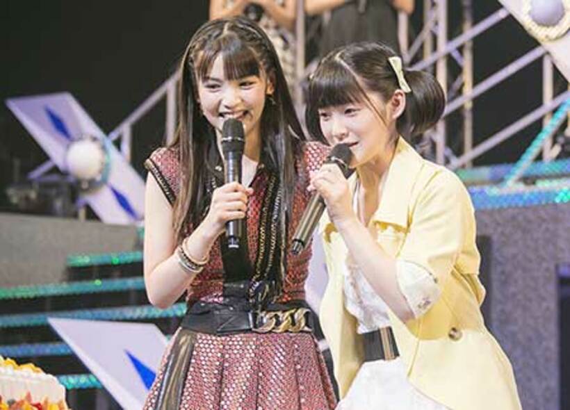 左から道重さゆみ、Berryz工房のももち（嗣永桃子）