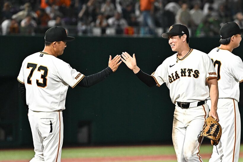試合後、ハイタッチする橋上監督代行（左）と松本剛