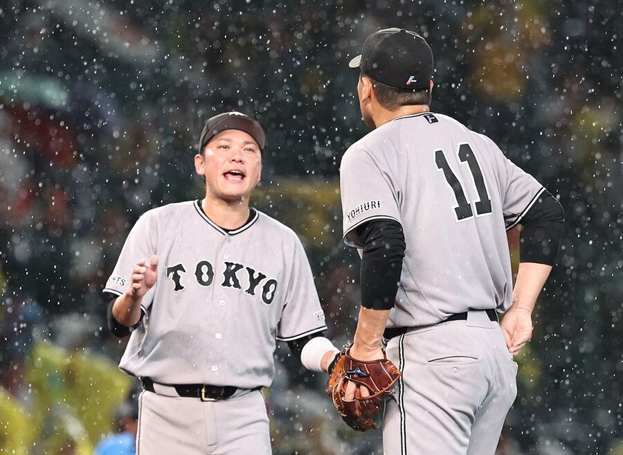 マウンドで同級生の坂本勇人(左)に声をかけられる巨人・田中将大