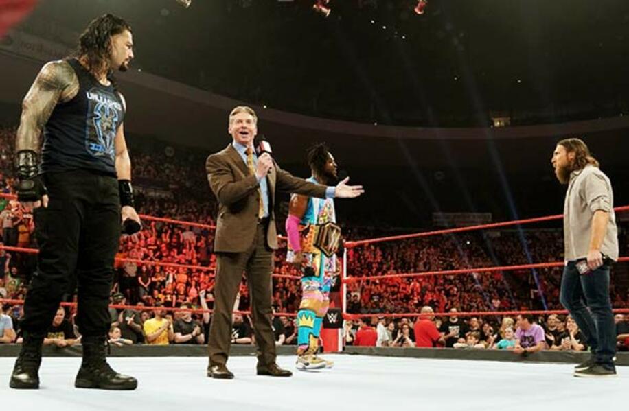  左からレインズ、マクマホン会長、コフィ、ブライアン（C）2019　WWE,　Inc.　All　Rights　Reserved.