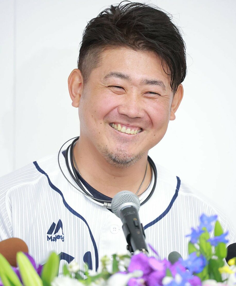  引退会見で笑顔の松坂大輔