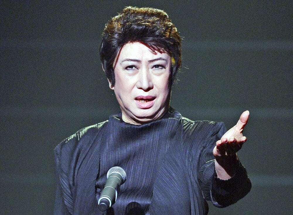 「ヨイトマケの唄」を熱唱する美輪明宏
