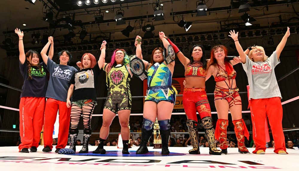 ファンに手を振る仙女の選手ら