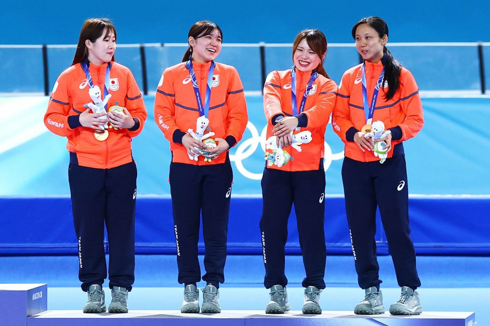 表彰台でメダルを受け取った(左から)堀川桃香、野明花菜、佐藤綾乃、高木美帆