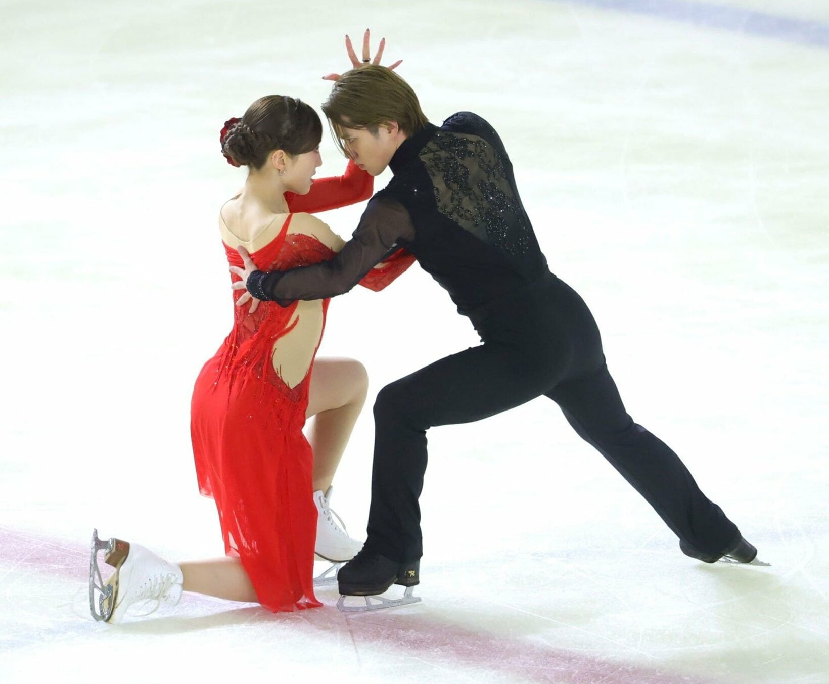 氷上で至近距離で見つめ合う本田真凜と宇野昌磨