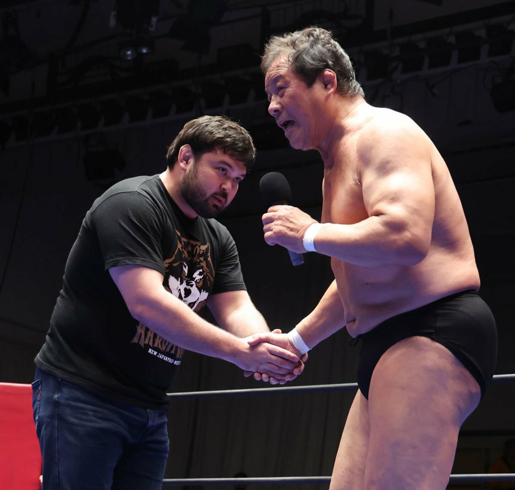 藤波辰爾(右)と握手を交わすウルフアロン